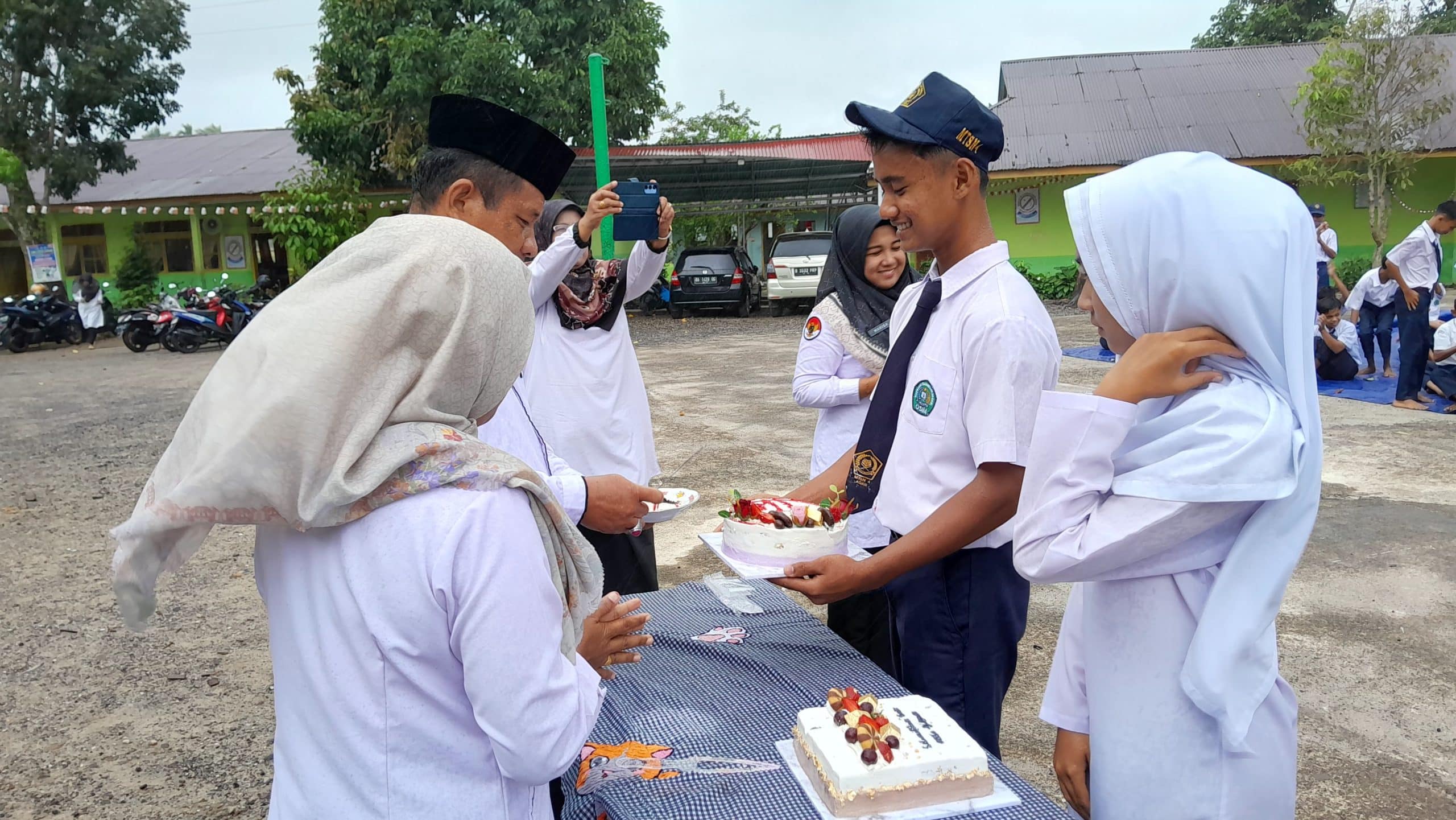 Walau Diguyur Hujan Para Guru dan Siswa Tetap Semangat Memperingati Hari Guru Nasional di MTsN 4 Agam