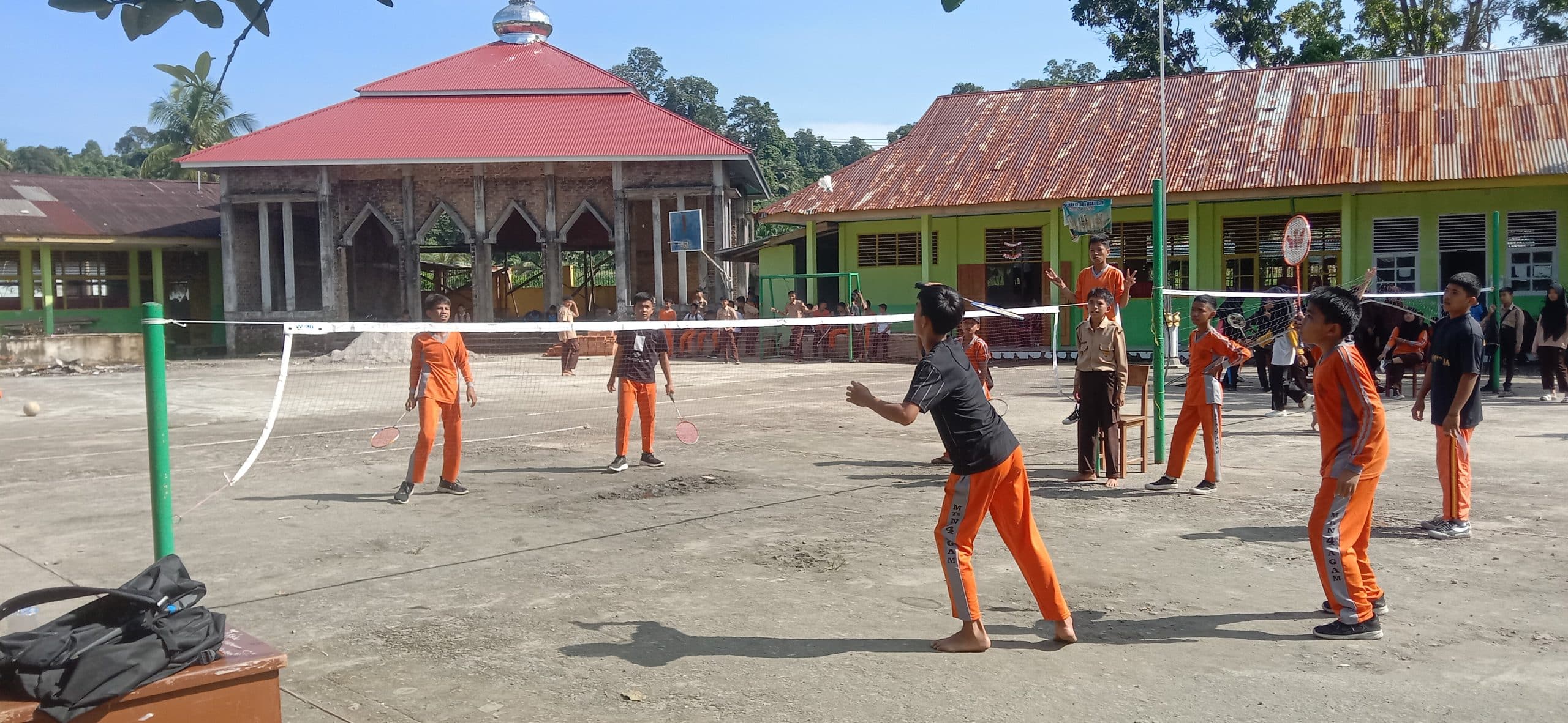 OSIM MTsN 4 Agam Gelar Class Meeting: Mengasah Kemampuan Olahraga Siswa