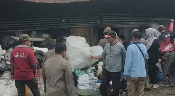 Tak Patuh, Lapak Pedagang Barang Bekas Pakai Bahu Jalan Ditertibkan