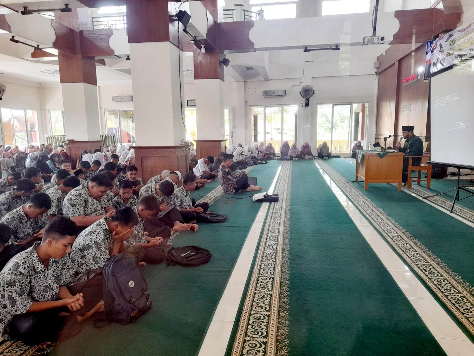 Menjelang Pelaksanaan AM MTsN 11 Agam Gelar Parenting dan Muhasabah Bersama Orang Tua 2 Menjelang Pelaksanaan AM MTsN 11 Agam Gelar Parenting dan Muhasabah Bersama Orang Tua