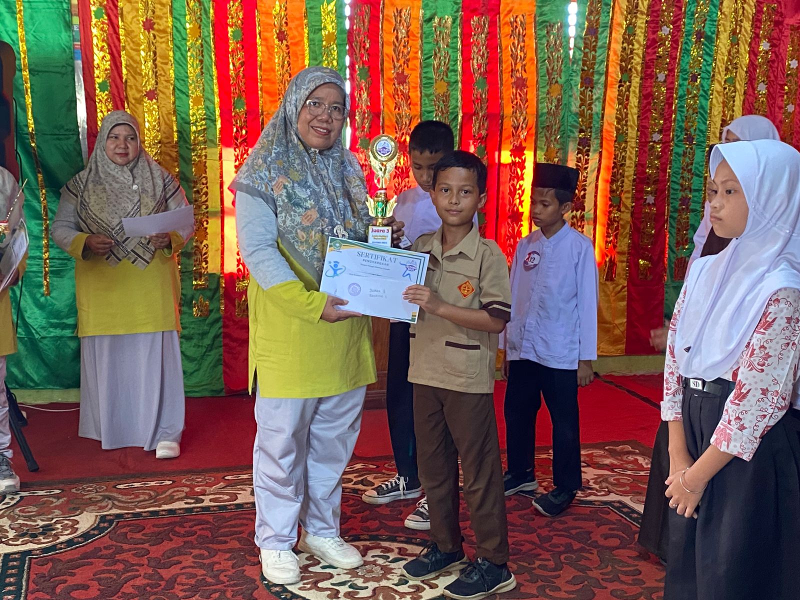 Festama MTsN 4 Agam Sukses, Piala Juara Umum Diboyong SD IT Al Madany
