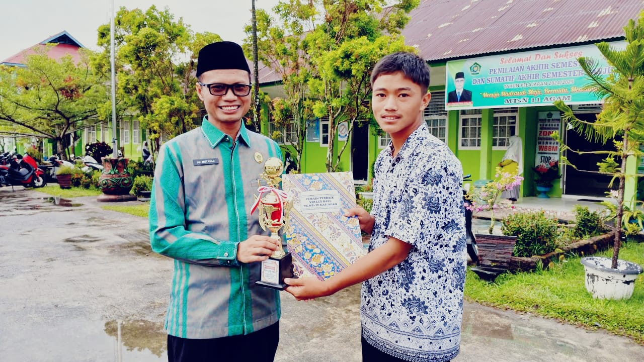 MTsN 11 Agam Raih Juara 1 Volly Putra, Rian Maulana Dinobatkan Sebagai Pemain Terbaik di MAN 3 Agam