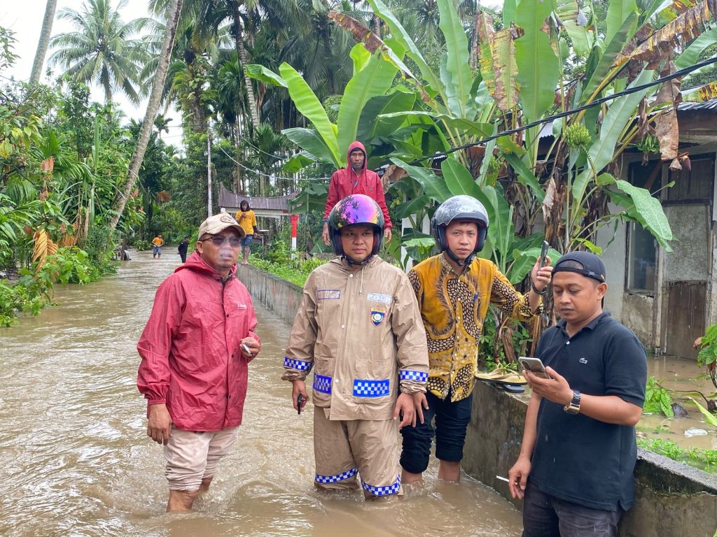 Camat Kubung dan Wali Nagari Salayo Tinjau Masyarakat yang Terdampak Banjir 4 IMG 20250227 WA0035