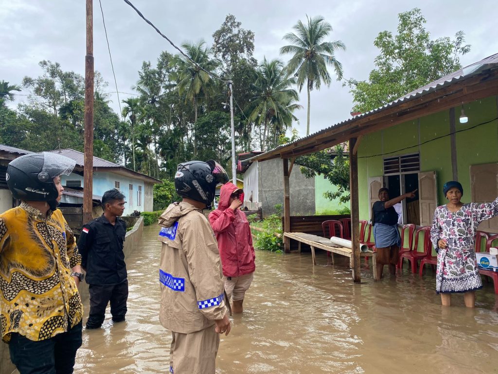 Camat Kubung dan Wali Nagari Salayo Tinjau Masyarakat yang Terdampak Banjir 3 IMG 20250227 WA0036