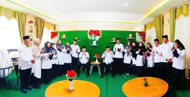 Kakanwil Kemenag Sumbar H. Mahyudin Mengunjungi Perpustakaan Digital MTsN 11 Agam