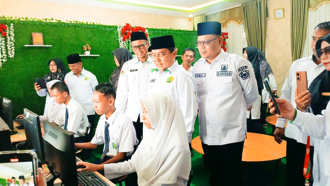 Kakanwil Kemenag Sumbar H. Mahyudin Mengunjungi Perpustakaan Digital MTsN 11 Agam