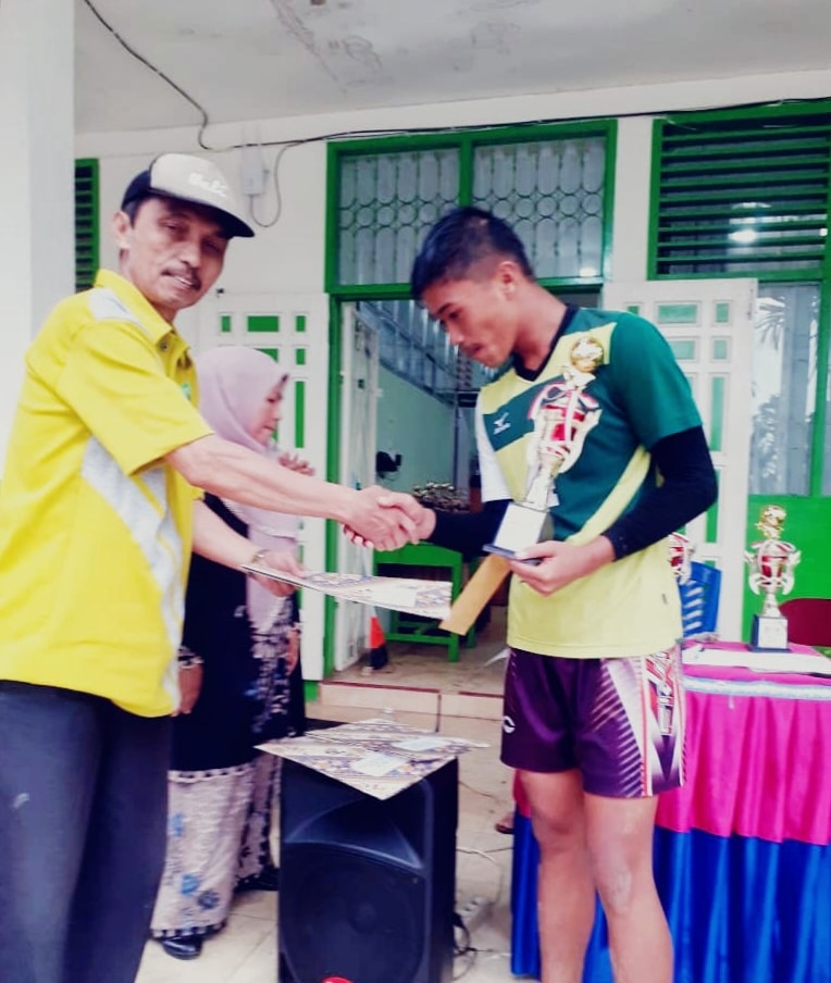 MTsN 11 Agam Raih Juara 1 Volly Putra, Rian Maulana Dinobatkan Sebagai Pemain Terbaik di MAN 3 Agam