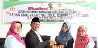 Dhuafa dan Anak Yatim Terima Sembako dari DWP Kemenag Pasaman