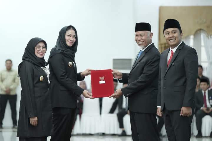 Annisa - Leli Bupati dan Wakil Bupati Dharmasraya Terima SK Pelantikan dari Kemendagri
