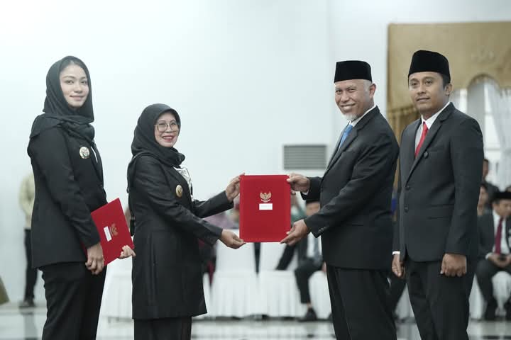 Annisa - Leli Bupati dan Wakil Bupati Dharmasraya Terima SK Pelantikan dari Kemendagri