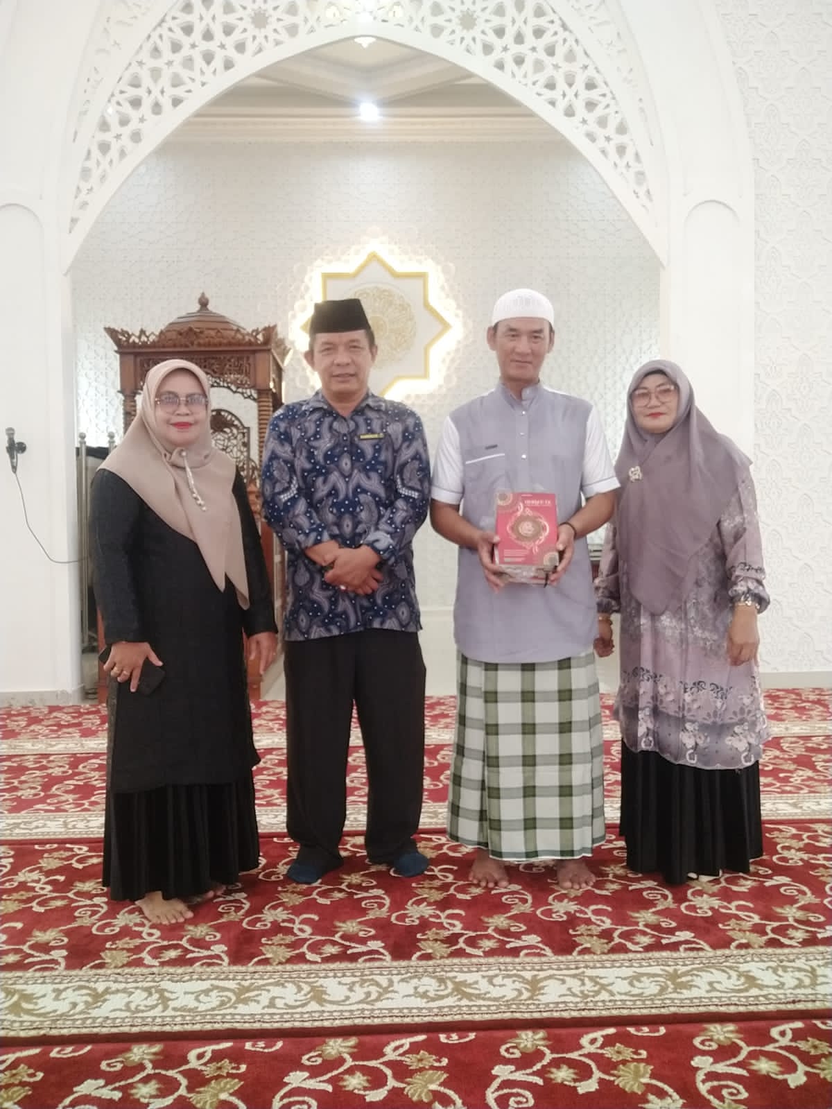 Tebarkan Semangat Cinta Alqur'an MTsN 5 Agam Distribusikan Mushaf