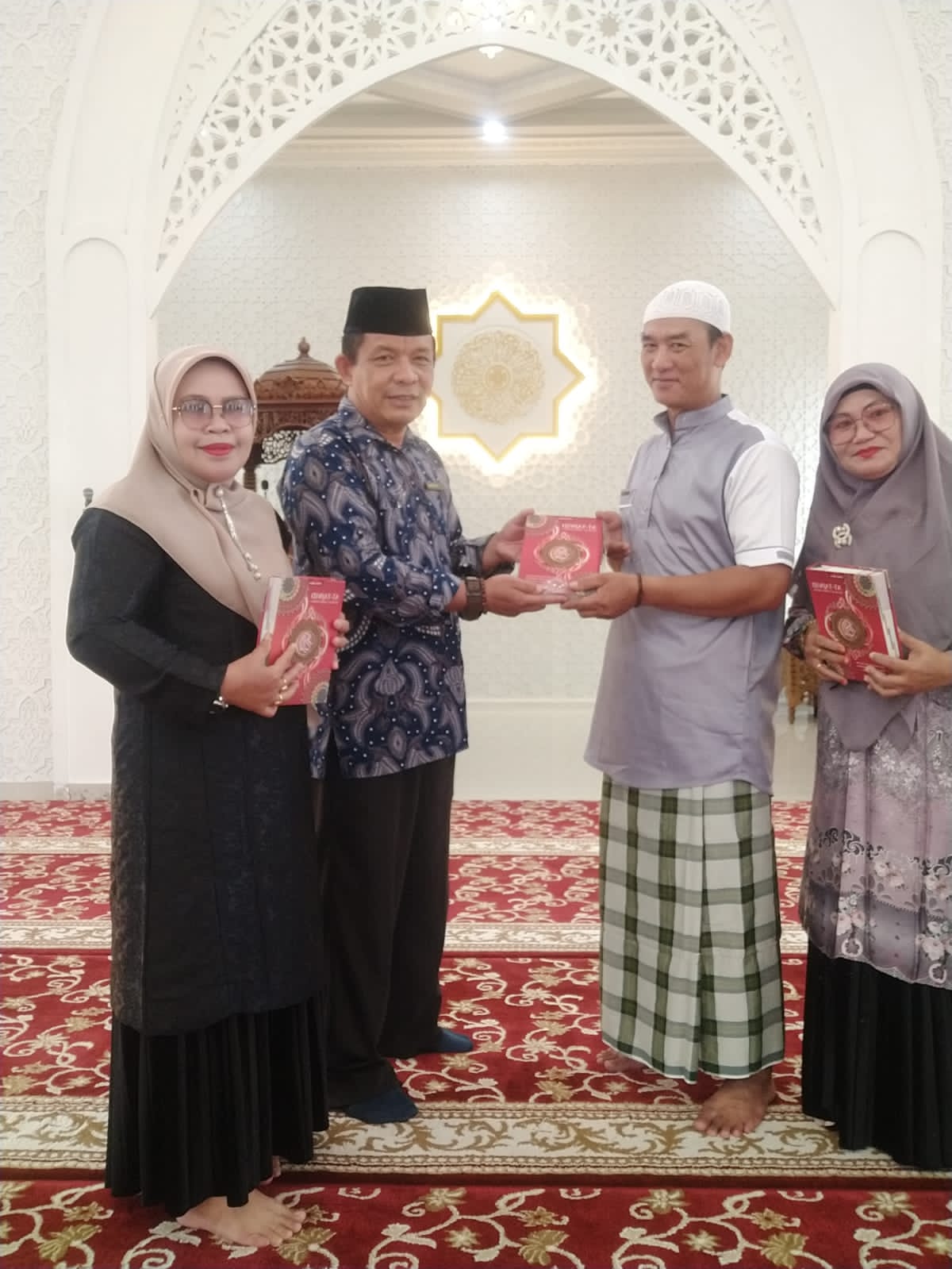 Tebarkan Semangat Cinta Alqur'an MTsN 5 Agam Distribusikan Mushaf