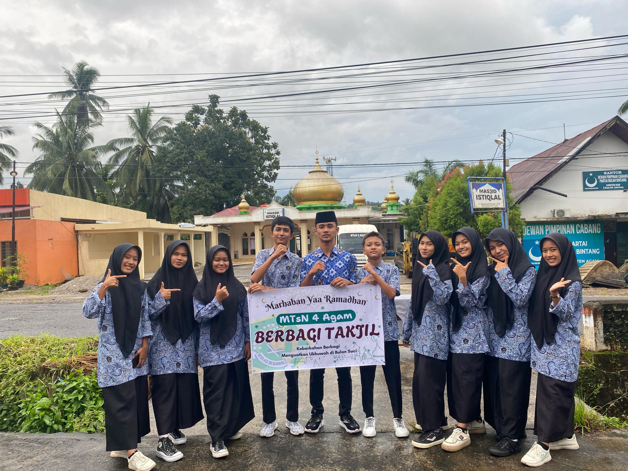 Berbagi Keberkahan Di Bulan Ramadhan 1446 H, MTsN 4 Agam Berbagi Takjil 6 Berbagi Keberkahan Di Bulan Ramadhan 1446 H, MTsN 4 Agam Berbagi Takjil