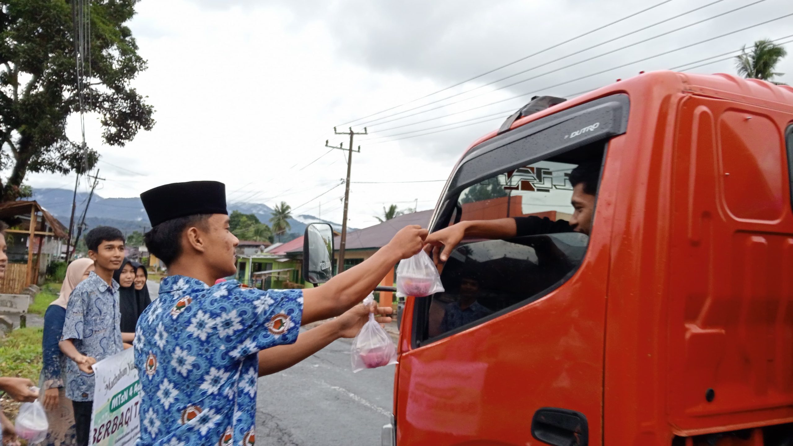 Berbagi Keberkahan Di Bulan Ramadhan 1446 H, MTsN 4 Agam Berbagi Takjil 4 IMG 20250317 WA0080 scaled