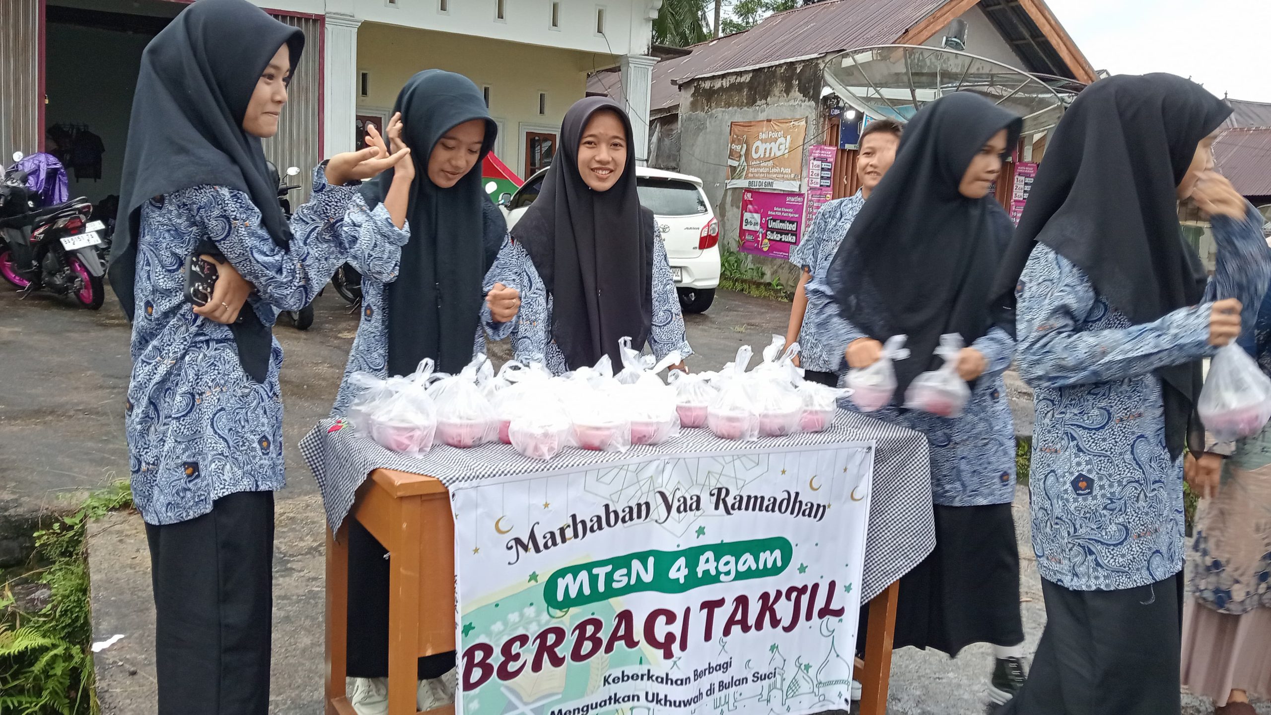 Berbagi Keberkahan Di Bulan Ramadhan 1446 H, MTsN 4 Agam Berbagi Takjil 5 Berbagi Keberkahan Di Bulan Ramadhan 1446 H, MTsN 4 Agam Berbagi Takjil