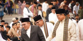 Bupati dan Wabup Tanah Datar Solat Ied Bersama Ribuan Warga di Lapangan Cindua Mato