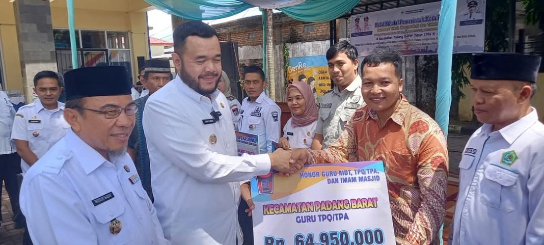 Fadly Amran Serahkan Dana Operasional, Progul Padang Amanah Hadir Nyata di Tengah Masyarakat