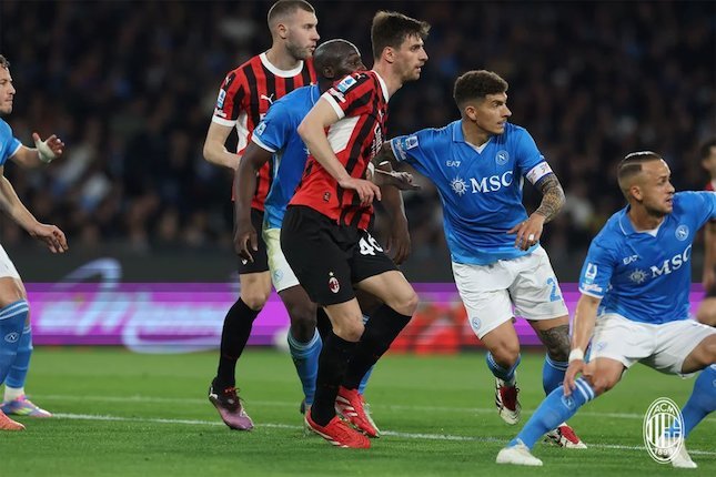 AC Milan, Gagal ke Liga Champions, Susah Payah di Serie A 2 napoli ac milan dok 434a524