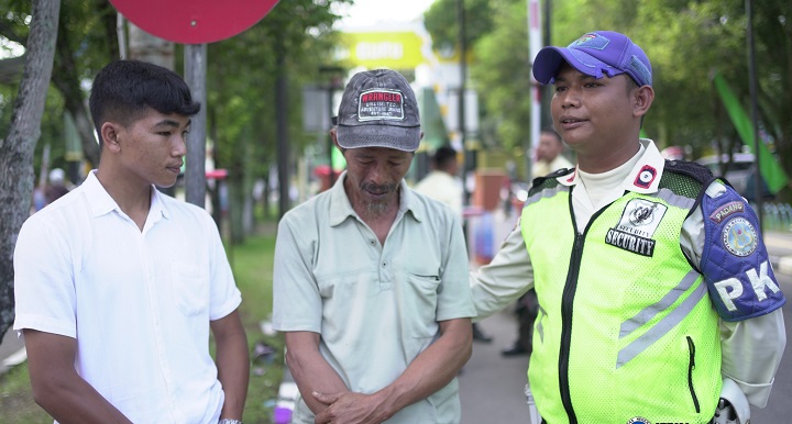 Demi Ikut UTBK, Fajri dan Ayahnya Rela Tidur di Pos Satpam UNP 2 00103 utbk unp b