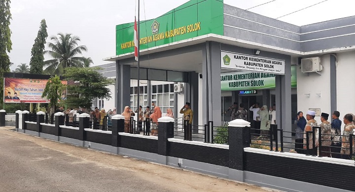 Bacakan Sambutan Mendikdasmen, H. Zulkifli Irup Ucapara di Kemenag Kab. Solok 3 00201 upacara b