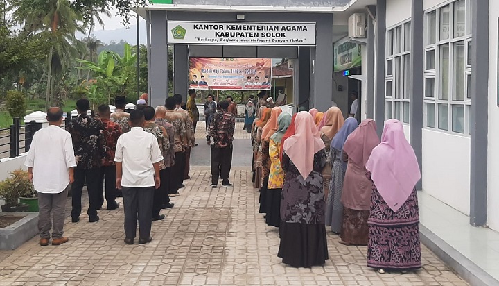 Bacakan Sambutan Mendikdasmen, H. Zulkifli Irup Ucapara di Kemenag Kab. Solok 4 00201 upacara d