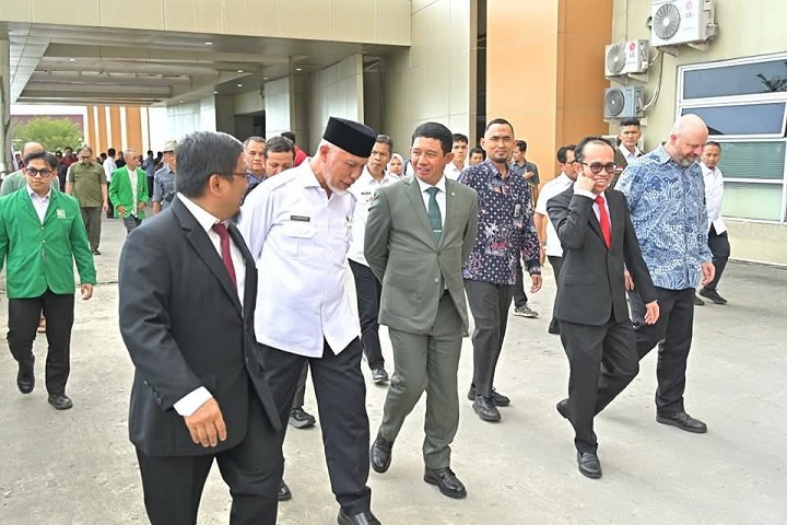 00902 mahyeldi unand a Mahyeldi Rekomendasikan UNAND Jadi Zona Aman Tsunami kepada BNPB