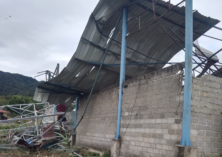 Tower Telkomsel Roboh, Timpa Gedung Serbaguna Nagari Lolo