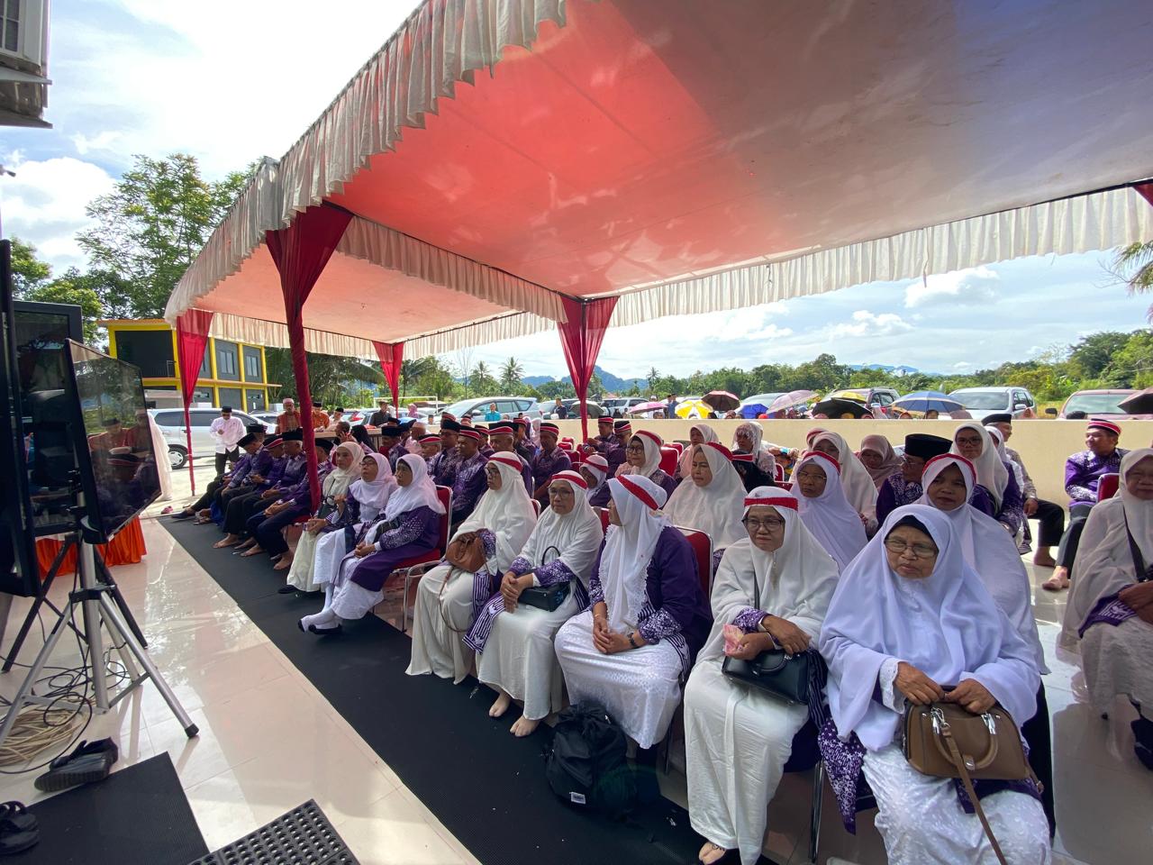 Bupati dan Kakan Kemenag Agam Melepas Jamaah Haji Kabupaten Agam 3 Bupati dan Kakan Kemenag Agam Melepas Jamaah Haji Kabupaten Agam