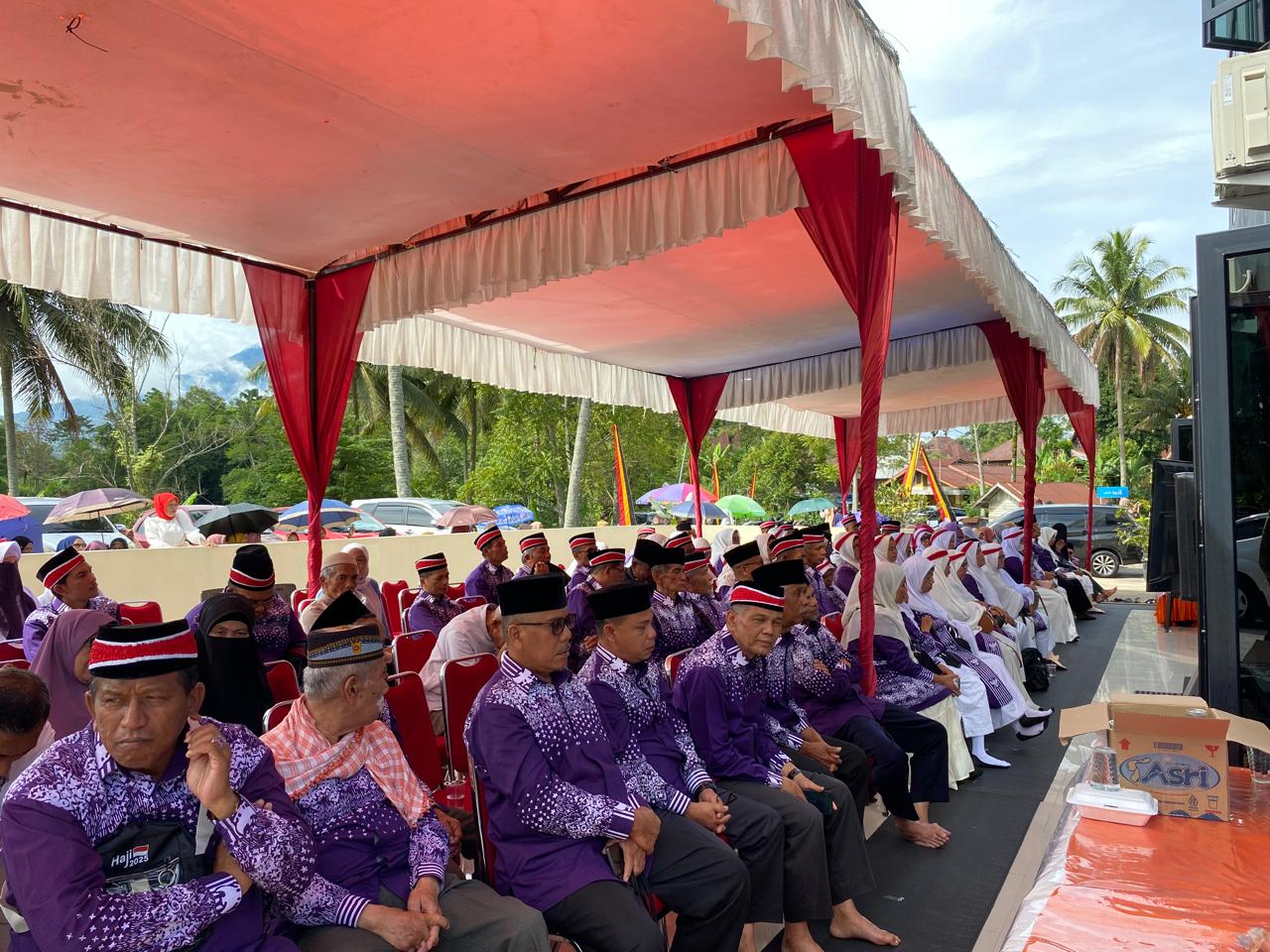 Bupati dan Kakan Kemenag Agam Melepas Jamaah Haji Kabupaten Agam 4 Bupati dan Kakan Kemenag Agam Melepas Jamaah Haji Kabupaten Agam