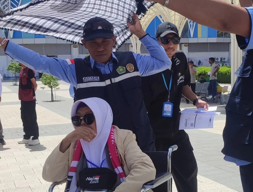 Suhu 42 Derjat, Payung Teduh Menyambut Tamu Allah