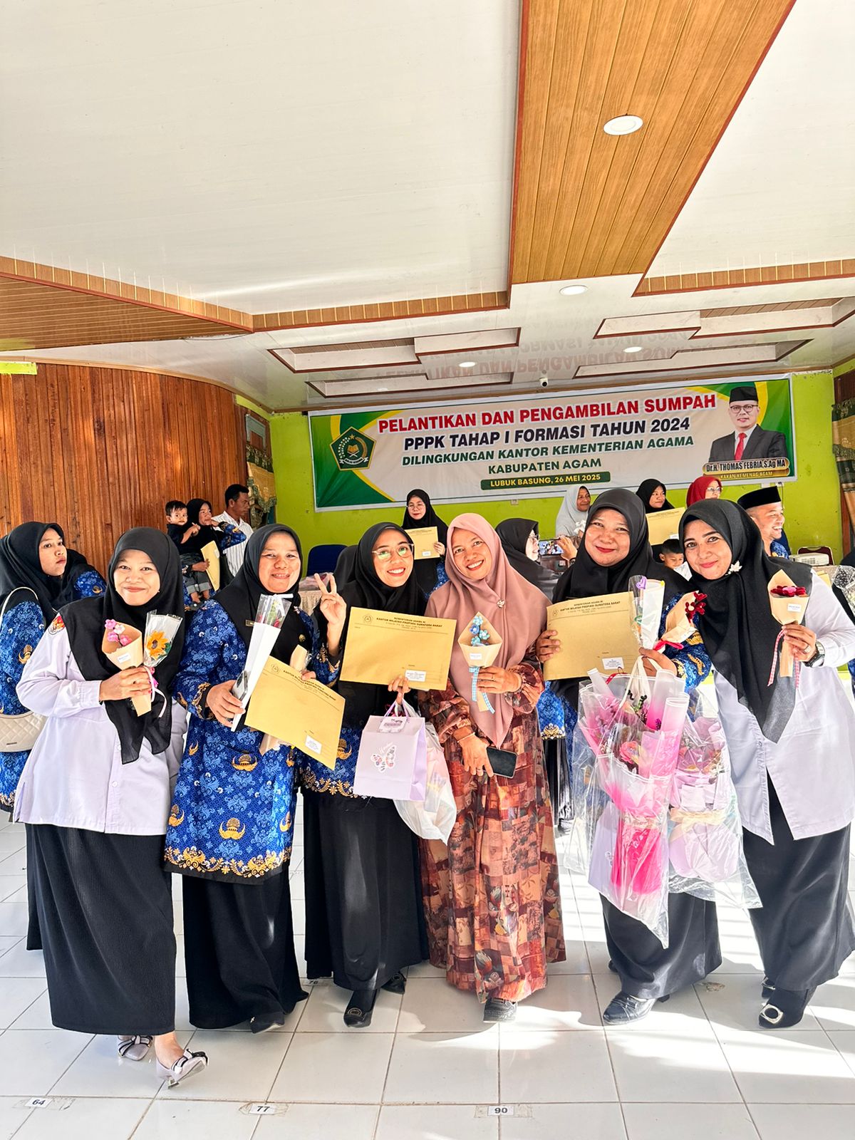Senyum Bahagia, 25 Tahun Mengabdi Farida Pohan Terima SK PPPK Kemenag