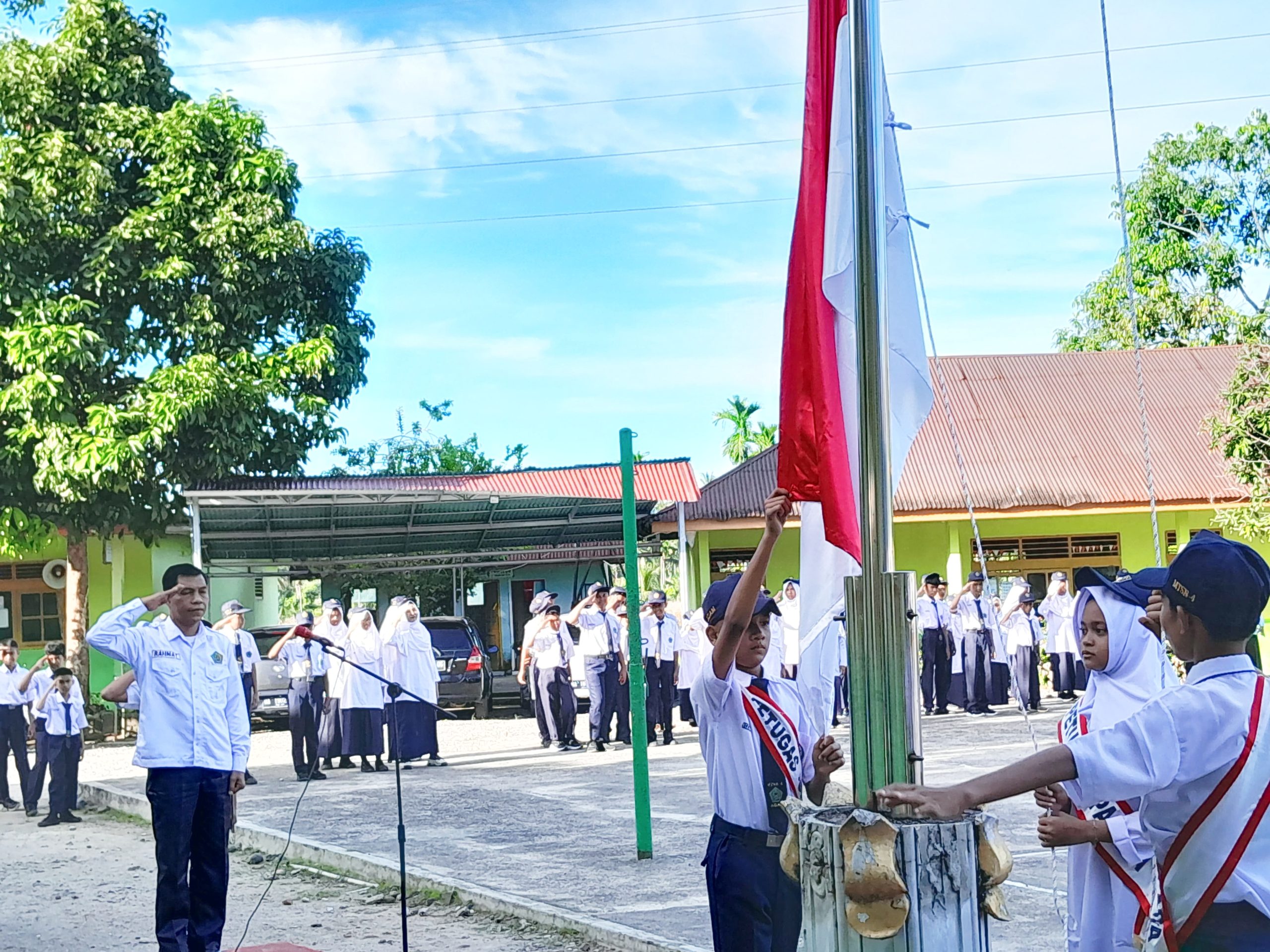 Pembina Upacara MTsN 4 Agam : Disiplin Kunci Masa Depan