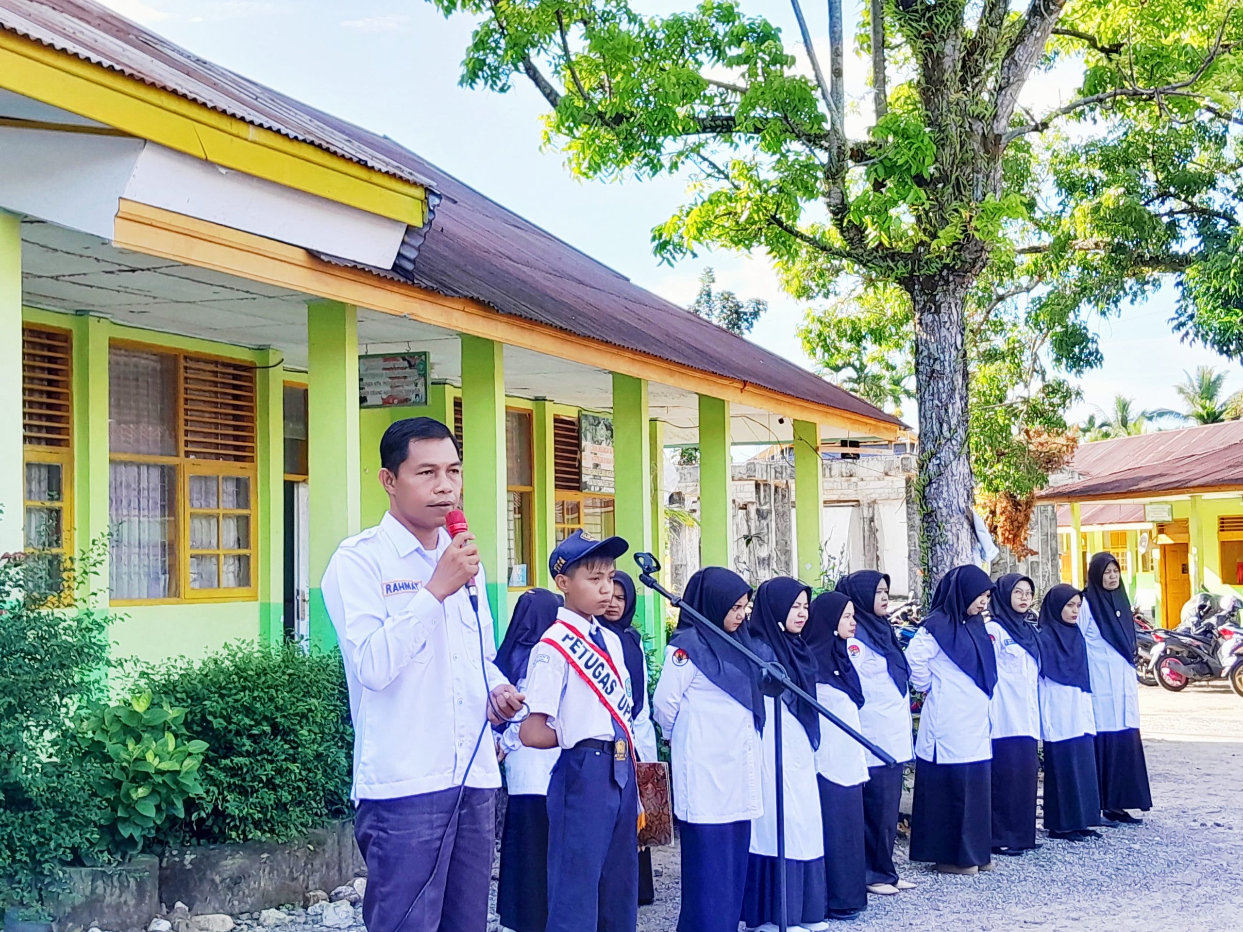 Pembina Upacara MTsN 4 Agam : Disiplin Kunci Masa Depan