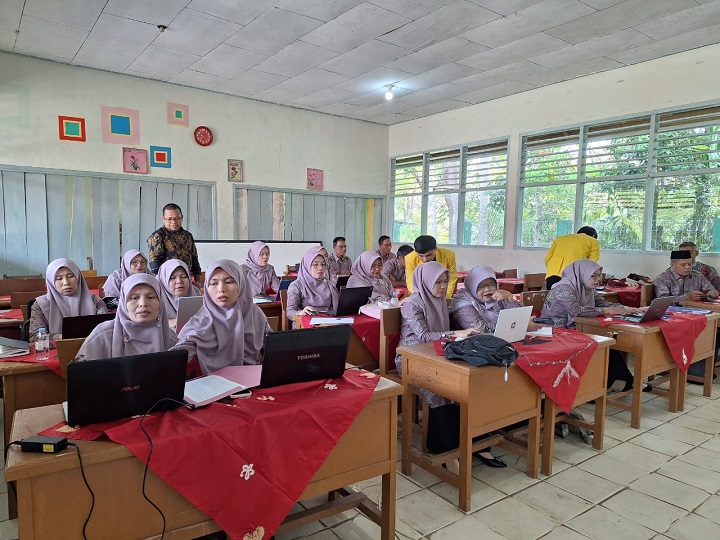 Di Dukung Universitas Lancang Kuning, Guru MTsN 7 Solok Belajar Pemanfaatan AI 2 01202 mtsn 7 b