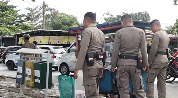 Satpol PP Tertibkan Pedagang di Trotoar Sepanjang Pantai Padang