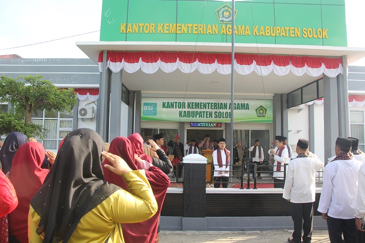 01702 upacara kemenag b Khidmat, Upacara Peringatan HUT Kemerdekaan R.I ke 80 di Kantor Kemenag Kabupaten Solok