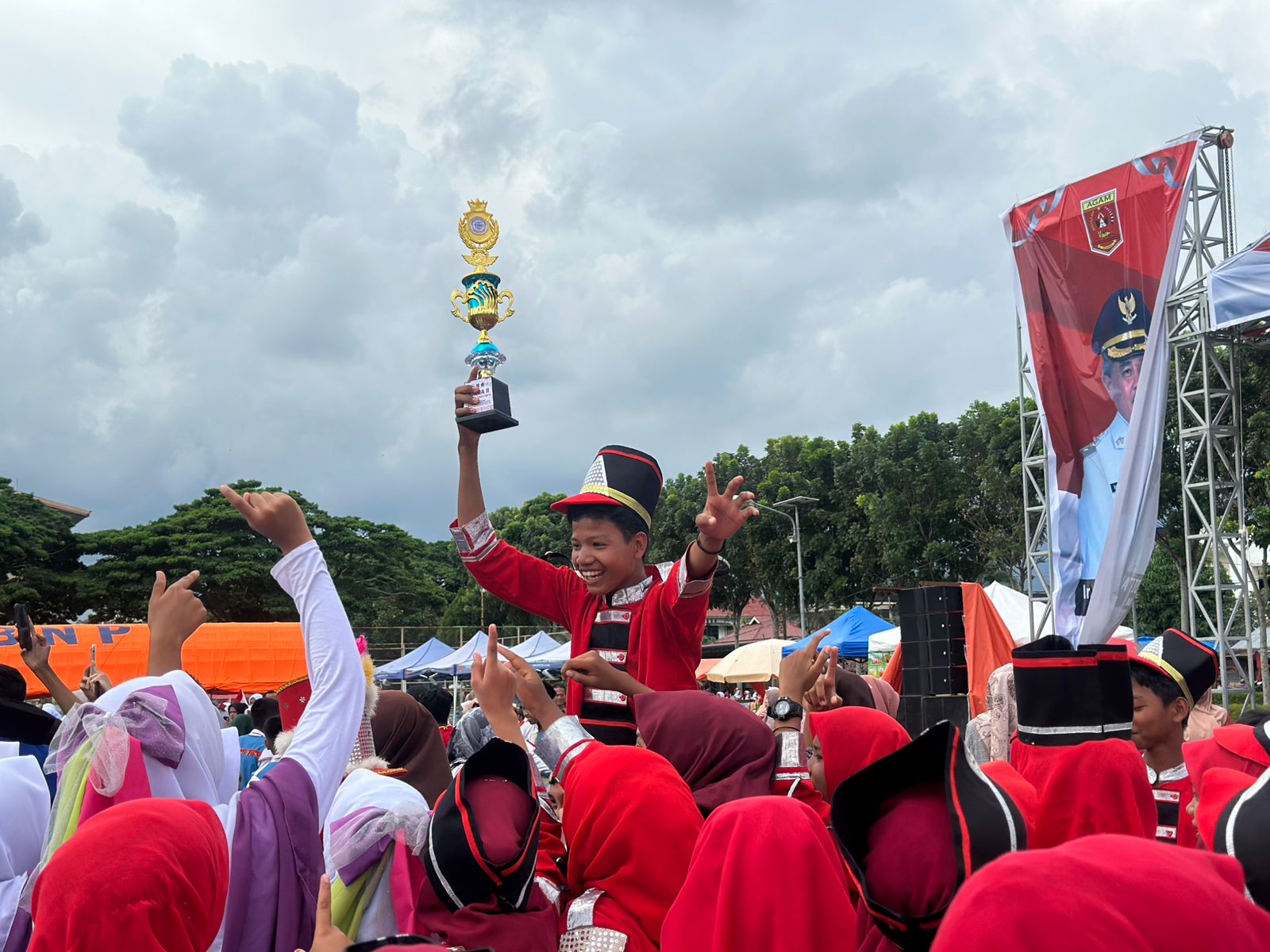 Bangga, MTsN 4 Agam Sabet Juara Pada Ajang Agam Marching Festival III 4 Bangga, MTsN 4 Agam Sabet Juara Pada Ajang Agam Marching Festival III
