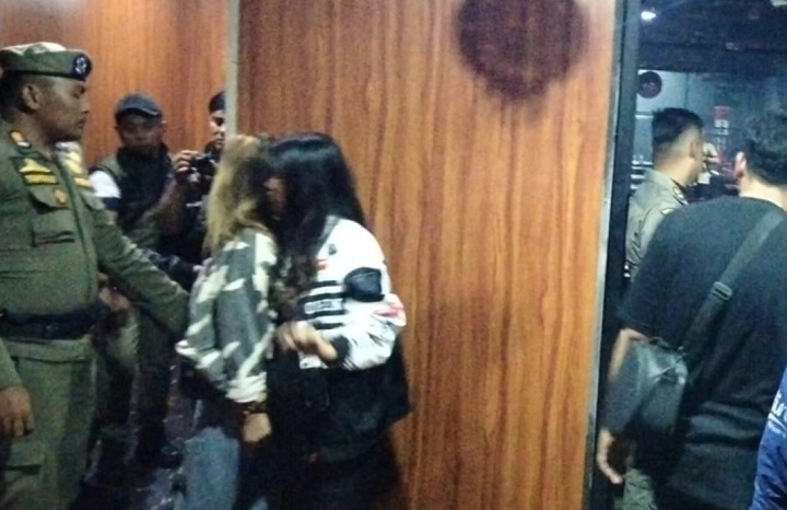 00802 pol pp a Di Padang Barat, Pol PP Amankan 3 Wanita dari Tempat Hiburan