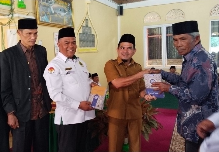 01006 kemenag wabup b 350 Rumah di Kampung Moderasi Sianggai-Anggai Terima Al Qur'an