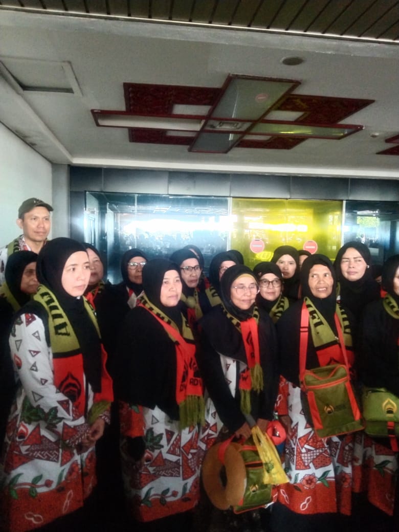 Kakan Kemenag Agam Melepas Secara Resmi 32 Jamaah Umroh ADW Travel Menuju Tanah Suci