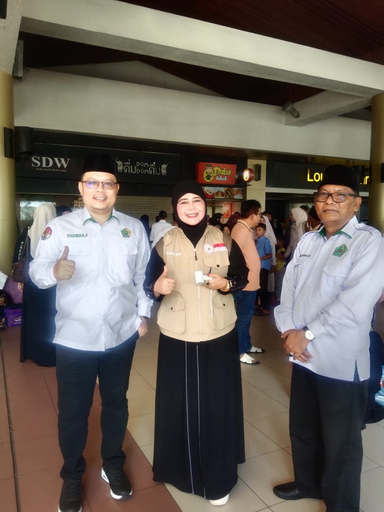 Kakan Kemenag Agam Melepas Secara Resmi 32 Jamaah Umroh ADW Travel Menuju Tanah Suci