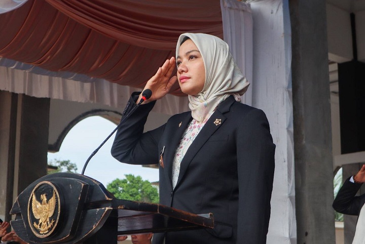 02301 annisa hari santri a Bacakan Sambutan Menag, Bupati Annisa Irup Upacara Hari Santri 2025