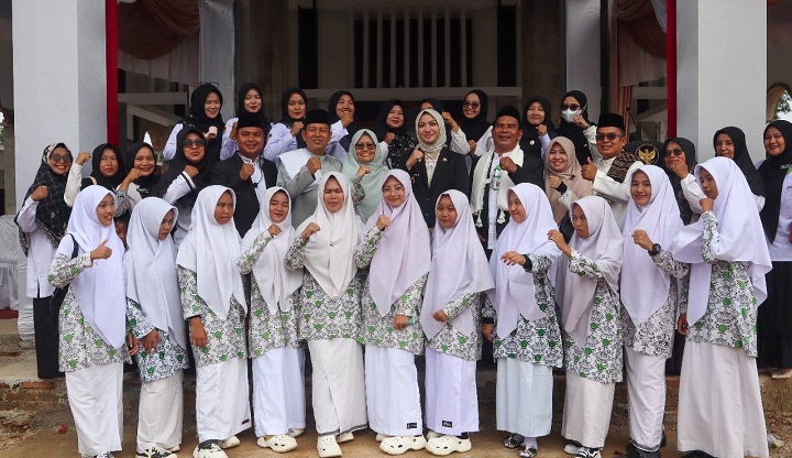 Bacakan Sambutan Menag, Bupati Annisa Irup Upacara Hari Santri 2025 2 02301 annisa hari santri b