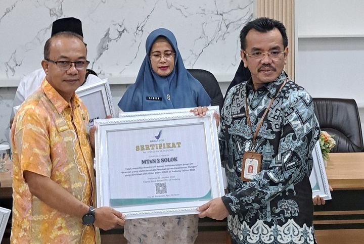 02402 mtsn 2 a Terbaik di Kab. Solok, MTsN 2 Terima Penghargaan dari BBPOM Sumbar