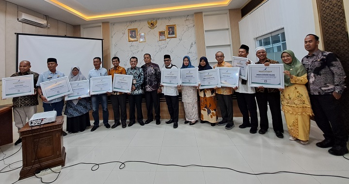 Terbaik di Kab. Solok, MTsN 2 Terima Penghargaan dari BBPOM Sumbar 4 02402 mtsn 2 b