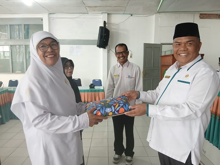 Terima SK Pensiun, Armita dan Nelfa Pamit di Kemenag Kab. Solok 3 Pernah Jadi Tukang Ojek, Dra. Armita Akhiri Tugas di MTsN 1 Solok