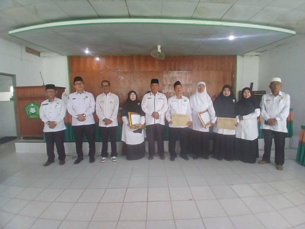 Terima SK Pensiun, Armita dan Nelfa Pamit di Kemenag Kab. Solok 4 02704 pensiun a