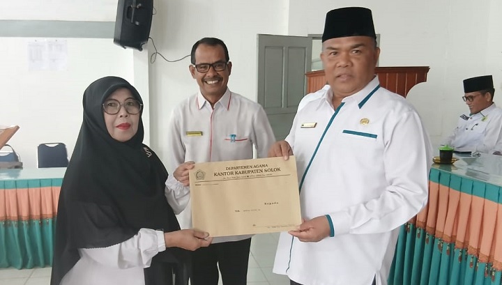 02706 pensiun a Terima SK Pensiun, Armita dan Nelfa Pamit di Kemenag Kab. Solok