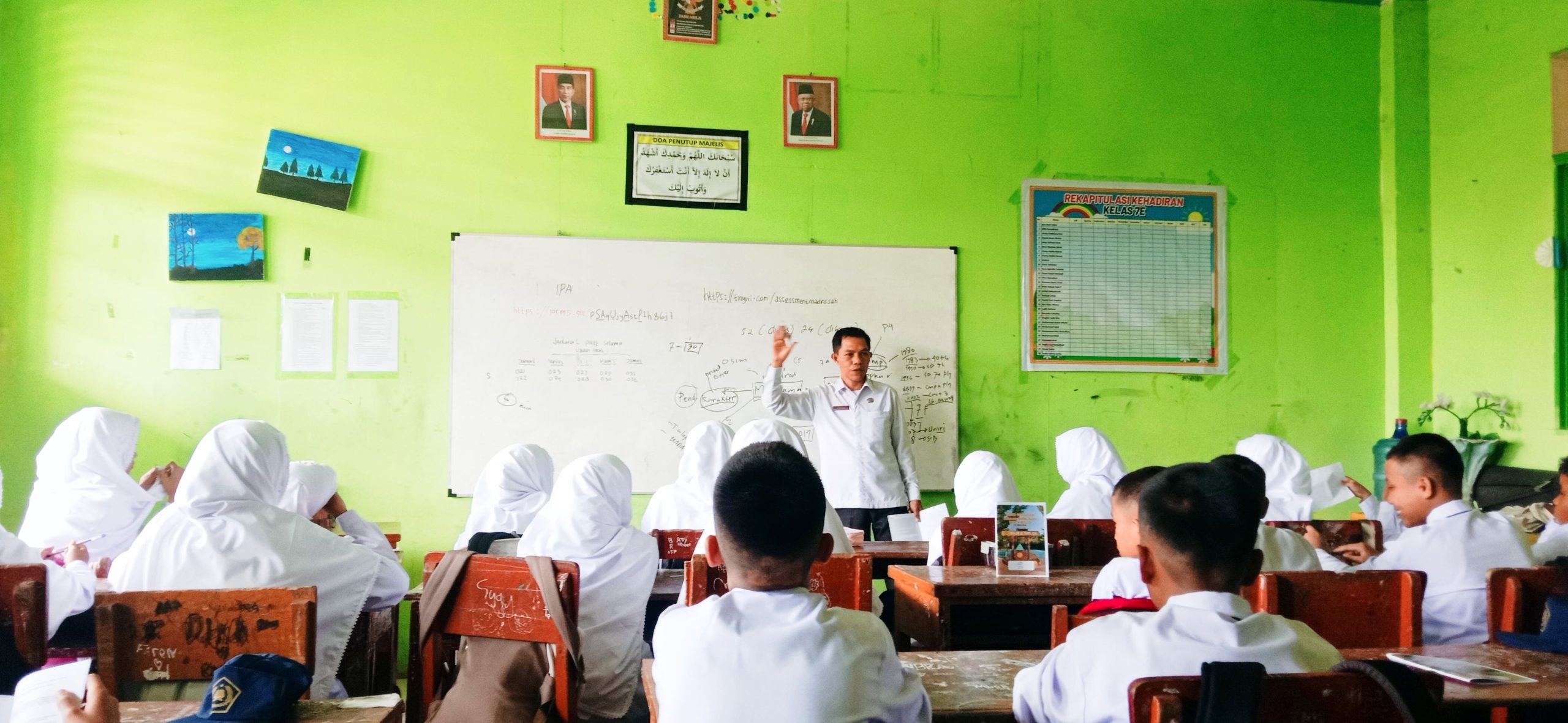 Guru Yang Digugu Dan Ditiru 2 Guru Yang Digugu Dan Ditiru