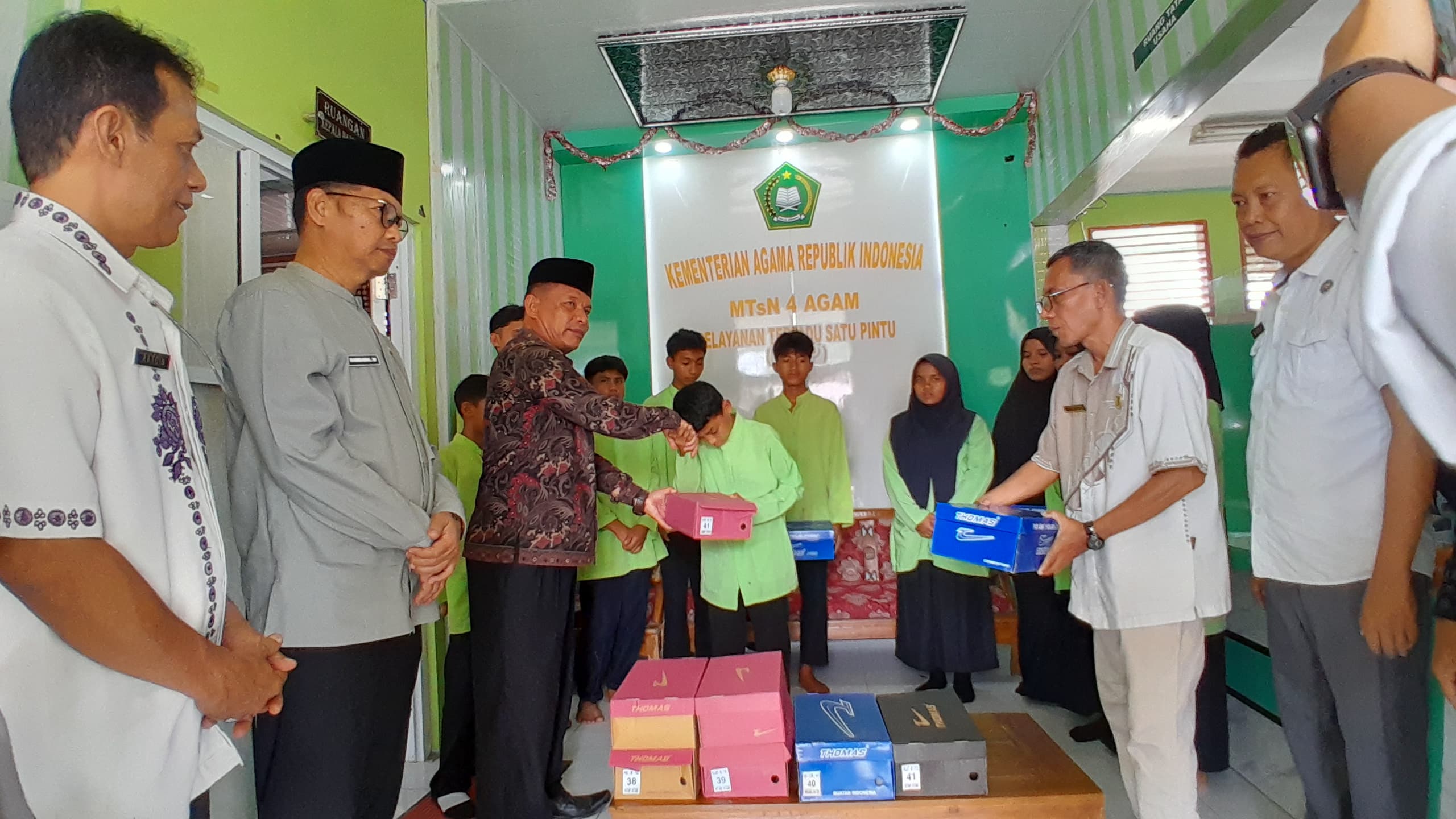 Jumat Berkah, Kesbangpol Agam Bagikan 10 Pasang Sepatu untuk Siswa MTsN 4 Agam 3 Jumat Berkah, Kesbangpol Agam Bagikan 10 Pasang Sepatu untuk Siswa MTsN 4 Agam